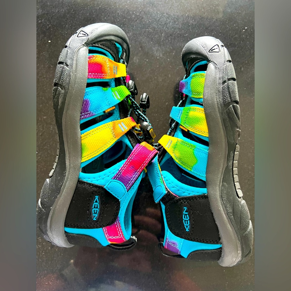 Mint condition big kids KEEN Newport multicolor